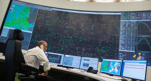 Ein Mitarbeiter der TransnetBW steuert in dem Gebäude der Hauptschaltleitung in Wendlingen die Verteilung des Stroms und die Sicherung eines stabilen Netzes im Land. (Foto: © dpa)