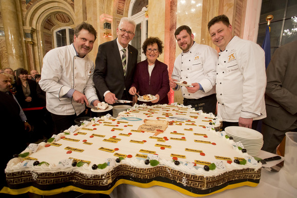 Ministerpräsident Winfried Kretschmann und Ehefrau Gerlinde (M.) beim Anschnitt einer Baden-Württemberg-Torte