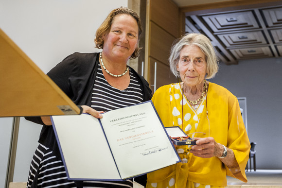 Staatssekretärin Theresa Schopper (l.) und Peggy Schmihing (r.)