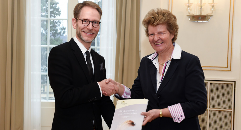 Staatssekretär Dr. Florian Stegmann (l.) und Dr. Gisela Meister-Scheufelen (r.) (Bild: © Staatsministerium Baden-Württemberg)