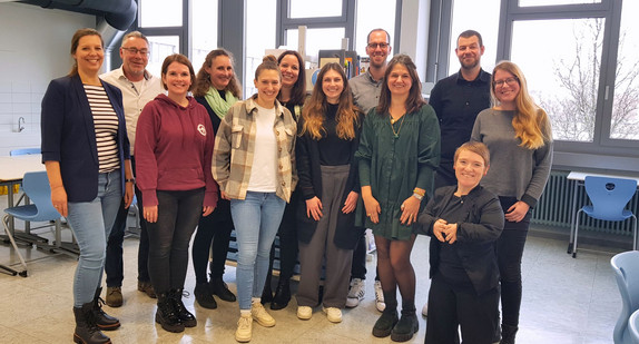 Simone Fischer im Gruppenbild mit sonderpädagogischen Kräften, pädagogischen Assistenzen und Lehrkräften in einem Klassenraum der Bachschloss-Schule in Bühl.