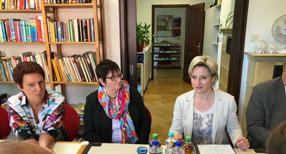 Wirtschaftsministerin Nicole Hoffmeister-Kraut (2.v.r.) im Gespräch (Foto: Ministerium für Wirtschaft, Arbeit und Wohnungsbau Baden-Württemberg)