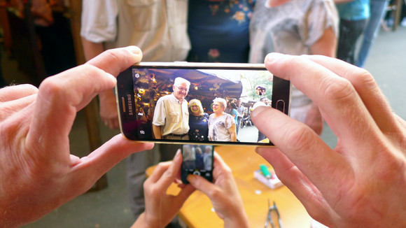 Kirchheimer Weindorf: Ministerpräsident Winfried Kretschmann (l.) wird gemeinsam mit zwei Frauen mit Smartphones fotografiert