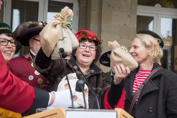 Gerlinde Kretschmann (M.) übergibt die Spende der Narren an Michaela Müller (r.), Leiterin des Kinder- und Jugendhospizes Stuttgart.