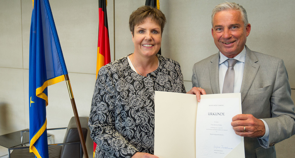 Innenminister Thomas Strobl überreicht Sylvia Felder ihre Ernennungsurkunde. Bild: LICHTGUT/Leif Piechowski