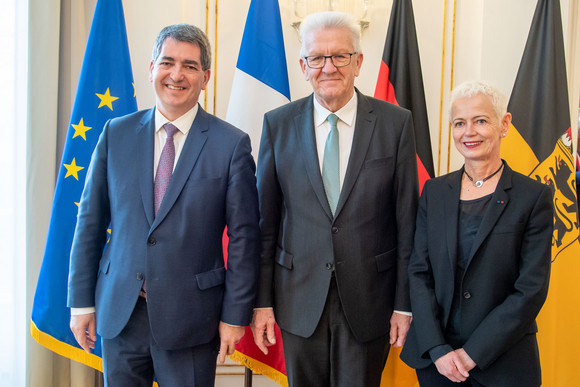 Ministerpräsident Winfried Kretschmann (M.) mit dem Präsidenten der Région Grand Est, Jean Rottner (l.), und der Präsidentin des Departementalrates Haut-Rhin, Brigitte Klinkert (r.) (Bild: Staatsministerium Baden-Württemberg)