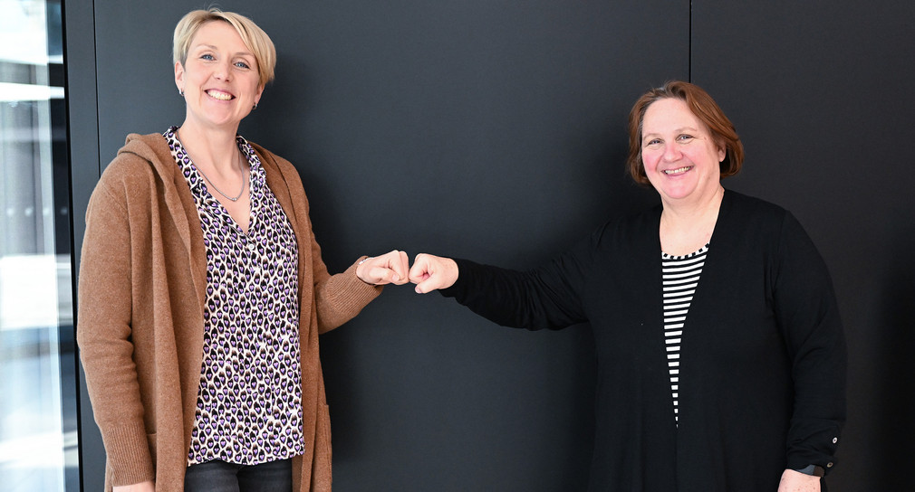 Christina Obergföll (l.) und Kultusministerin Theresa Schopper (r.)