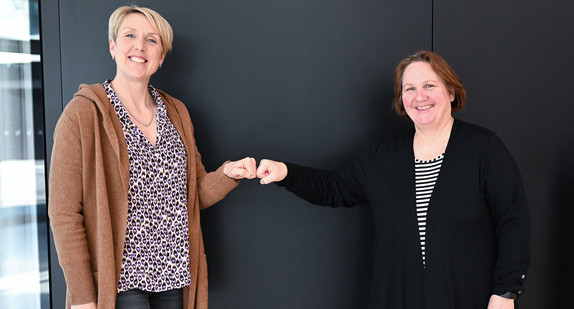 Christina Obergföll (l.) und Kultusministerin Theresa Schopper (r.)