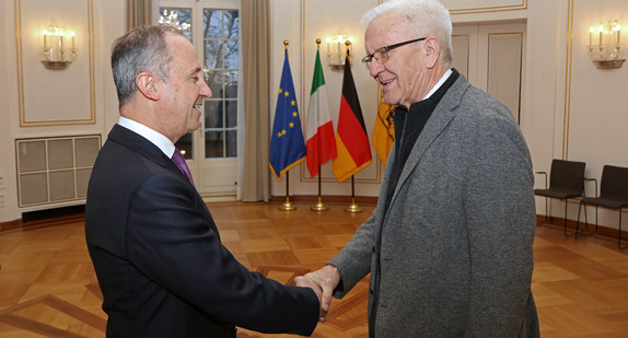 Ministerpräsident Winfried Kretschmann (r.) begrüßt den italienischen Botschafter Armando Varricchio (l.).