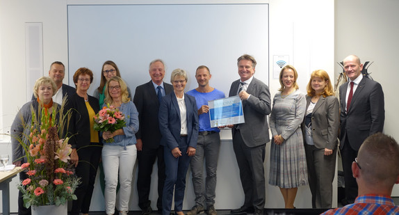 Gruppenfoto von Vertretern des Schwarzwald-Baar Klinikums Villingen-Schwenningen, Minister Manne Lucha und Dr. Christina Schleicher von der DSO-Region Baden-Württemberg