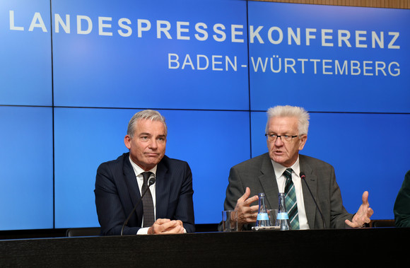 Ministerpräsident Winfried Kretschmann (r.) und Innenminister Thomas Strobl (l.)