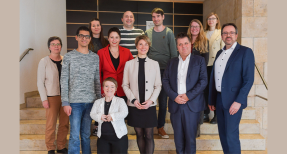 Simone Fischer, Beauftragte der Landesregierung für Menschen mit Behinderung, Jennifer Langer, Beauftragte der Stadt Stuttgart für die Belange von Menschen mit Behinderung, Dr. Alexandra Sußmann, Bürgermeisterin für Soziales und gesellschaftliche Integration und Jürgen Dusel, Beauftragter der Bundesregierung für die Belange von Menschen mit Behinderung tauschten sich mit Beteiligten des Vorzeigemodells „inklusive Arbeitsplätze bei der Stadt Stuttgart“ aus. Gruppenbild