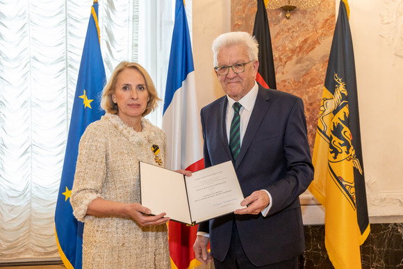 Ministerpräsident Winfried Kretschmann (rechts) und Karolina Gernbauer (links)