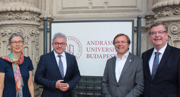 Andrássy-Universität Budapest, v.l.n.r.: Ministerialdirigentin Dr. Alexandra Zoller, Europaminister Guido Wolf, Paul Nemeth und Willi Stächele (Foto: Ministerium der Justiz und für Europa Baden-Württemberg)