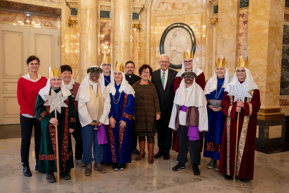 Ministerpräsident Winfried Kretschmann und seine Frau Gerlinde (M.) mit den Sternsingern der Seelsorgeeinheit St. Georgen (Tennenbronn) (Bild: Staatsministerium Baden-Württemberg)