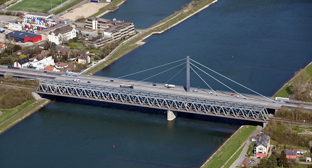 Luftbild von der zweiten Rheinbrücke bei Karlsruhe