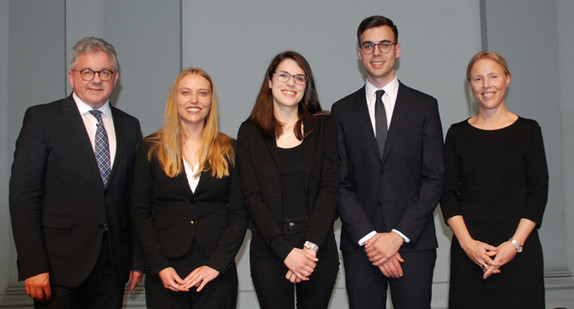 v.l.n.r.: Justizminister Guido Wolf, Dr. Marcelle Janina Gatter, Jara Kristin Schock, Thorsten Andreas Kindt, Sintje Leßner, Präsidentin des Landesprüfungsamts (Foto: Ministerium der Justiz und für Europa)