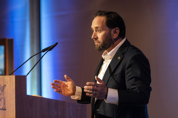 Staatssekretär Florian Hassler bei seiner Rede beim 8. Donausalon in der Vertretung des Landes Baden-Württemberg beim Bund in Berlin