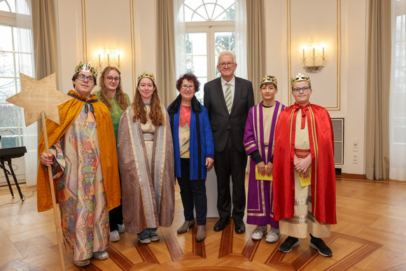 Ministerpräsident Winfried Kretschmann und seine Ehefrau Gerlinde mit der Sternsingergruppe der Kirchengemeinde Karlsruhe-Nordost St. Raphael, Erzdiözese Freiburg