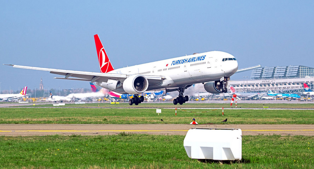 Startendes Flugzeug am Flughafen Stuttgart.