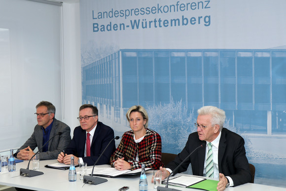 v.l.n.r.: Regierungssprecher Rudi Hoogvliet, der neue Technologiebeauftragte des Landes, Prof. Dr. Wilhelm Bauer, Wirtschaftsministerin Dr. Nicole Hoffmeister-Kraut und Ministerpräsident Winfried Kretschmann bei der Regierungspressekonferenz