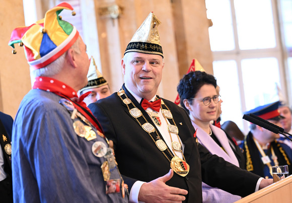 Der Präsident des Landesverbands Württembergischer Karnevalvereine, Steffen May (Mitte), bei seiner Ansprache