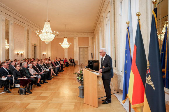 Ministerpräsident Winfried Kretschmann (rechts) bei seiner Ansprache zu den Gästen