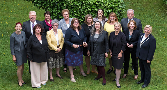 Gruppenfoto der Gleichstellungs- und Frauenministerinnen und -minister, -senatorinnen und -senatoren der Länder sowie des Staatssekretärs des Bundesministeriums für Familie, Senioren, Frauen und Jugend am 8. Juni 2017 in Weimar (Foto: Jens Meyer)