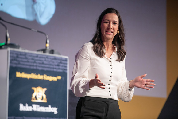 Moderatorin Pinar Atalay auf dem Source – Medienpolitischer Kongress der Landesregierung. (Bild: Staatsministerium Baden-Württemberg)