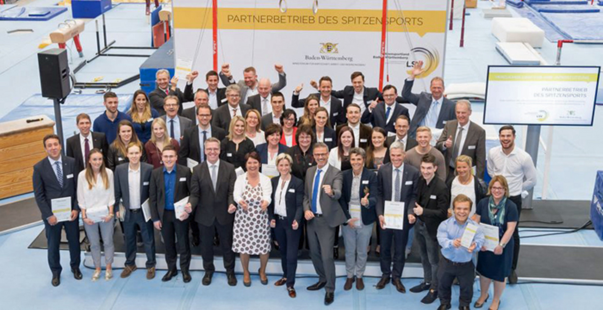 Gruppenbild mit Wirtschaftsministerin Nicole Hoffmeister-Kraut bei der Auszeichnung von 21 Unternehmen, kommunalen Einrichtungen und Verbänden als „Partnerbetrieb des Spitzensports“ (Foto: Landessportverband Baden-Württemberg)