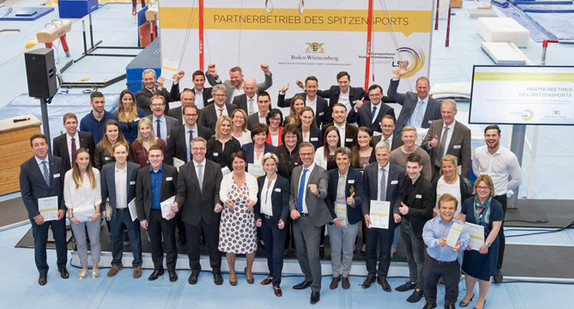 Gruppenbild mit Wirtschaftsministerin Nicole Hoffmeister-Kraut bei der Auszeichnung von 21 Unternehmen, kommunalen Einrichtungen und Verbänden als „Partnerbetrieb des Spitzensports“ (Foto: Landessportverband Baden-Württemberg)