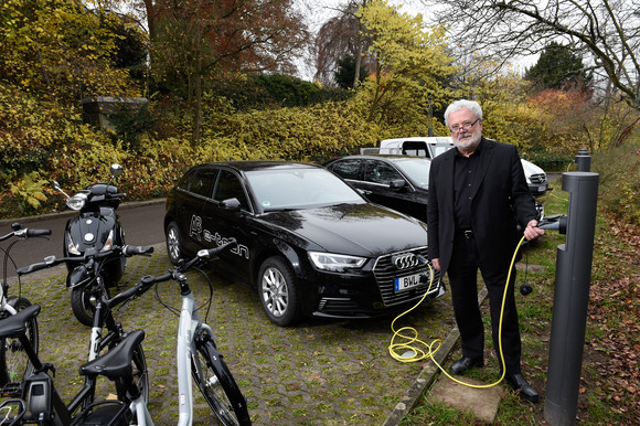 Staatsminister Klaus-Peter Murawski bei der Vorstellung der Dienstfahrzeugflotte mit alternativem Antrieb des Staatsministeriums