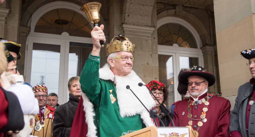 Ministerpräsident Winfried Kretschmann (M.) mit Narren vor dem Neuen Schloss