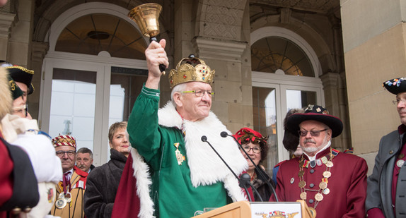 Ministerpräsident Winfried Kretschmann (M.) mit Narren vor dem Neuen Schloss