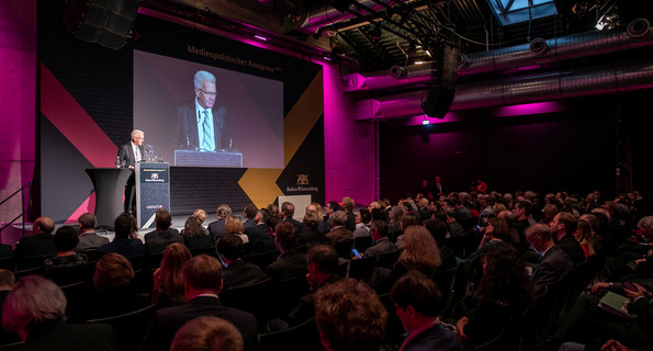 Ministerpräsident Winfried Kretschmann bei seiner Rede auf dem Source – Medienpolitischer Kongress der Landesregierung (Bild: Staatsministerium Baden-Württemberg)