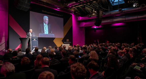 Ministerpräsident Winfried Kretschmann bei seiner Rede auf dem Source – Medienpolitischer Kongress der Landesregierung (Bild: Staatsministerium Baden-Württemberg)