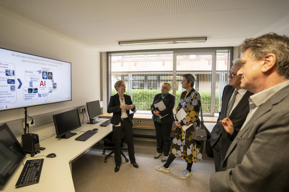 v.l.n.r: Wissenschaftsministerin Theresia Bauer, Margrethe Vestager, Ministerpräsident Winfried Kretschmann und Sozialminister Manne Lucha im Zentrum für Personalisierte Medizin am Universitätsklinikum Tübingen (Bild: Staatsministerium Baden-Württemberg)