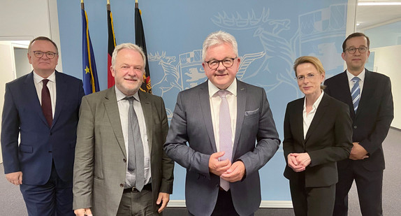 v.l.n.r.: lmar Steinbacher, Ministerialdirektor des Justizministeriums, Alexander Schwarz, Justizminister Guido Wolf, Ministerialrätin Gertrud Siegfried, Personalreferentin für den badischen Landesteil und Leitender Oberstaatsanwalt Wolfgang Hilkert, Ständiger Vertreter des Generalstaatsanwalts in Karlsruhe (Bild: Justizministerin Baden-Württemberg)