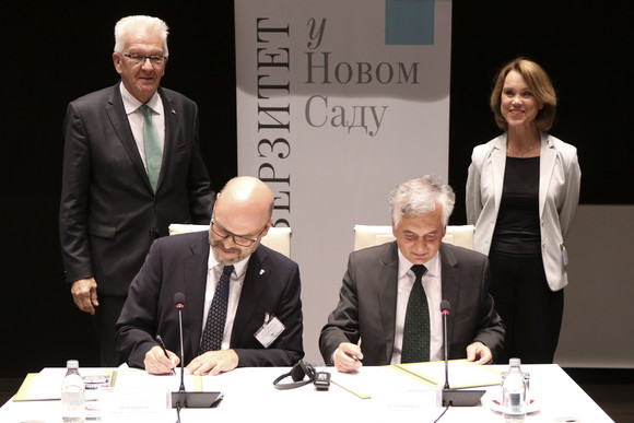 v.l.n.r.: Ministerpräsident Winfried Kretschmann, Prof. Dr. Martin Fix (Pädagogische Hochschule Ludwigsburg), Prof. Dr. Dušan Nikolić (Universität Novi Sad) und Staatssekretärin Petra Olschowski in Novi Sad anlässlich der Unterzeichnung eines Memorandum of Unterstanding zwischen der University of Novi Sad und der Pädagogischen Hochschule Ludwigsburg  am 17. April 2018 in Novi Sad