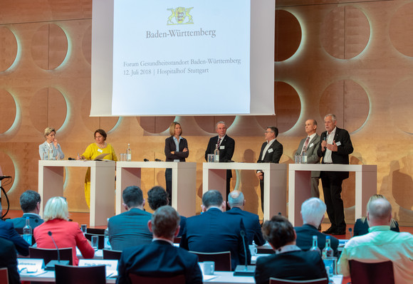 Fachpodium mit Wirtschafts- und Arbeitsministerin Nicole Hoffmeister-Kraut (l.), Staatssekretärin Theresa Schopper (2.v.l.) und Vertreterinnen und Vertretern aus Wissenschaft, Gesundheitswirtschaft und dem Versorgungssektor