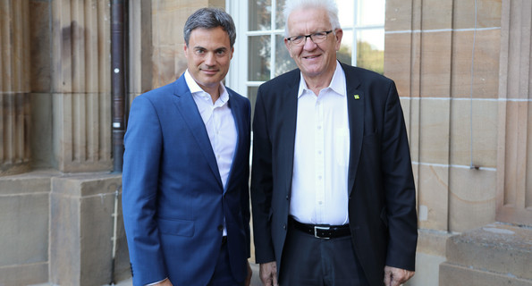 Ministerpräsident Winfried Kretschmann (rechts) und der Intendant des ZDF, Dr. Norbert Himmler (links) stehen vor der Villa Reitzenstein in Stuttgart.