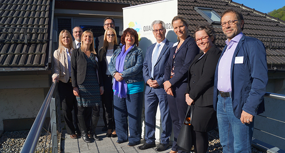 Gruppenbild mit Staatssekretärin Bärbl Mielich (4.v.r.) und Oberbürgermeister Hermann-Josef Pelgrim (3.v.r.) (Foto: Ministerium für Soziales und Integration Baden-Württemberg)