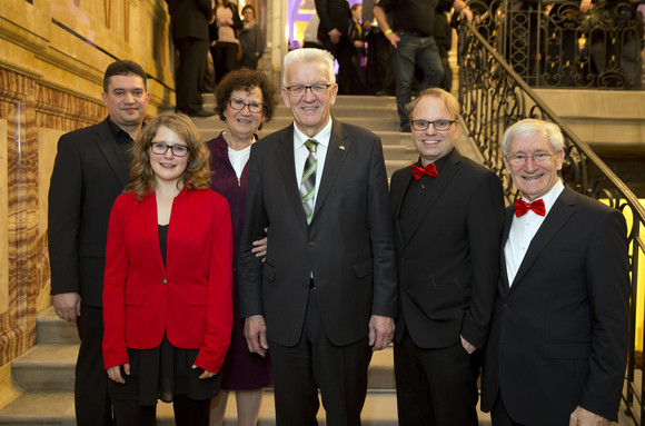 Gruppenbild mit Ministerpräsident Winfried Kretschmann (M.) und Ehefrau Gerlinde