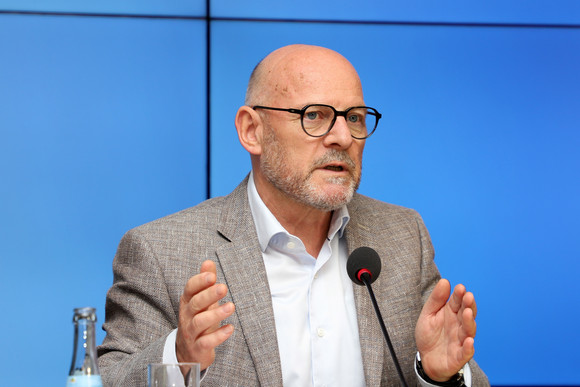 Verkehrsminister Winfried Hermann bei der Regierungspressekonferenz (Bild: Staatsministerium Baden-Württemberg)