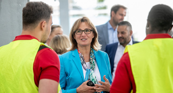 Wirtschaftsstaatssekretärin Katrin Schütz besucht im Rahmen ihrer Ausbildungsreise die Firma Rolf Benzinger Spedition-Transporte GmBH im Tiefenbronn (Bild: Wirtschaftsministerium Baden-Württemberg)