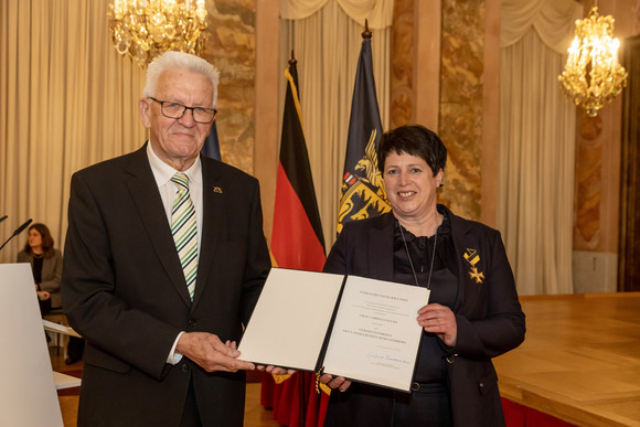 Ministerpräsident Winfried Kretschmann (l.) und Christa Fuchs (r.)