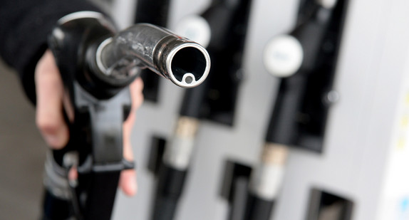 Eine Hand hält am 18.04.2016 an einer Tankstelle in Tübingen (Baden-Württemberg) einen Tankstutzen.