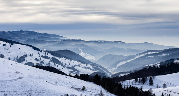 Hochnebel steht in den Tälern des Schwarzwalds und über der Rheinebene.