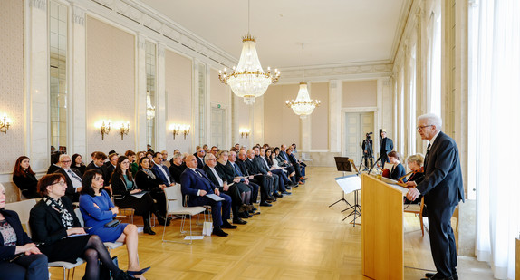 Ministerpräsident Winfried Kretschmann (rechts) bei seiner Ansprache zu den Gästen der Gedenkveranstaltung.