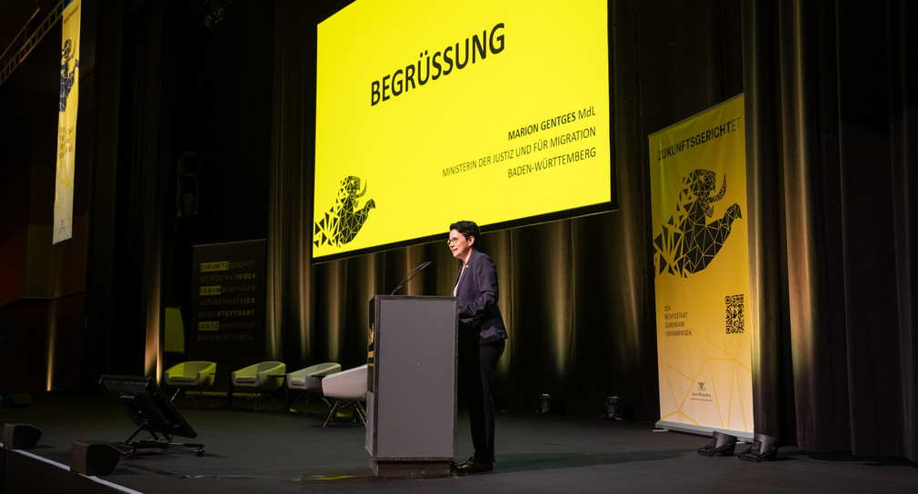 Ministerin der Justiz und für Migration Marion Gentges vor Zuschauern im International Congress Center Stuttgart auf der Landesmesse 